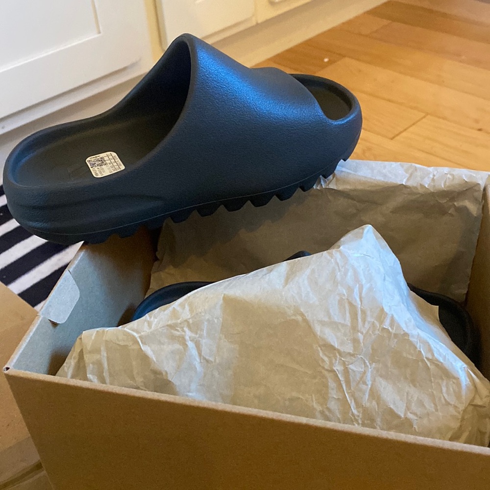 Boys Yeezy slides